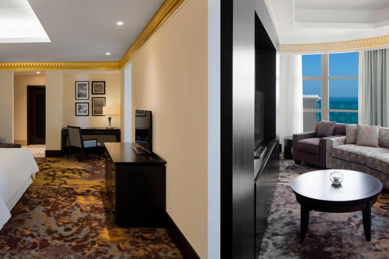 Sheraton Sharjah Beach Resort And Spa Exterior foto A suite at the hotel