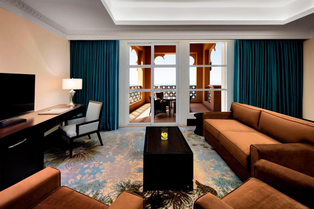 Sheraton Sharjah Beach Resort And Spa Exterior foto A suite at the Jumeirah Atlantis