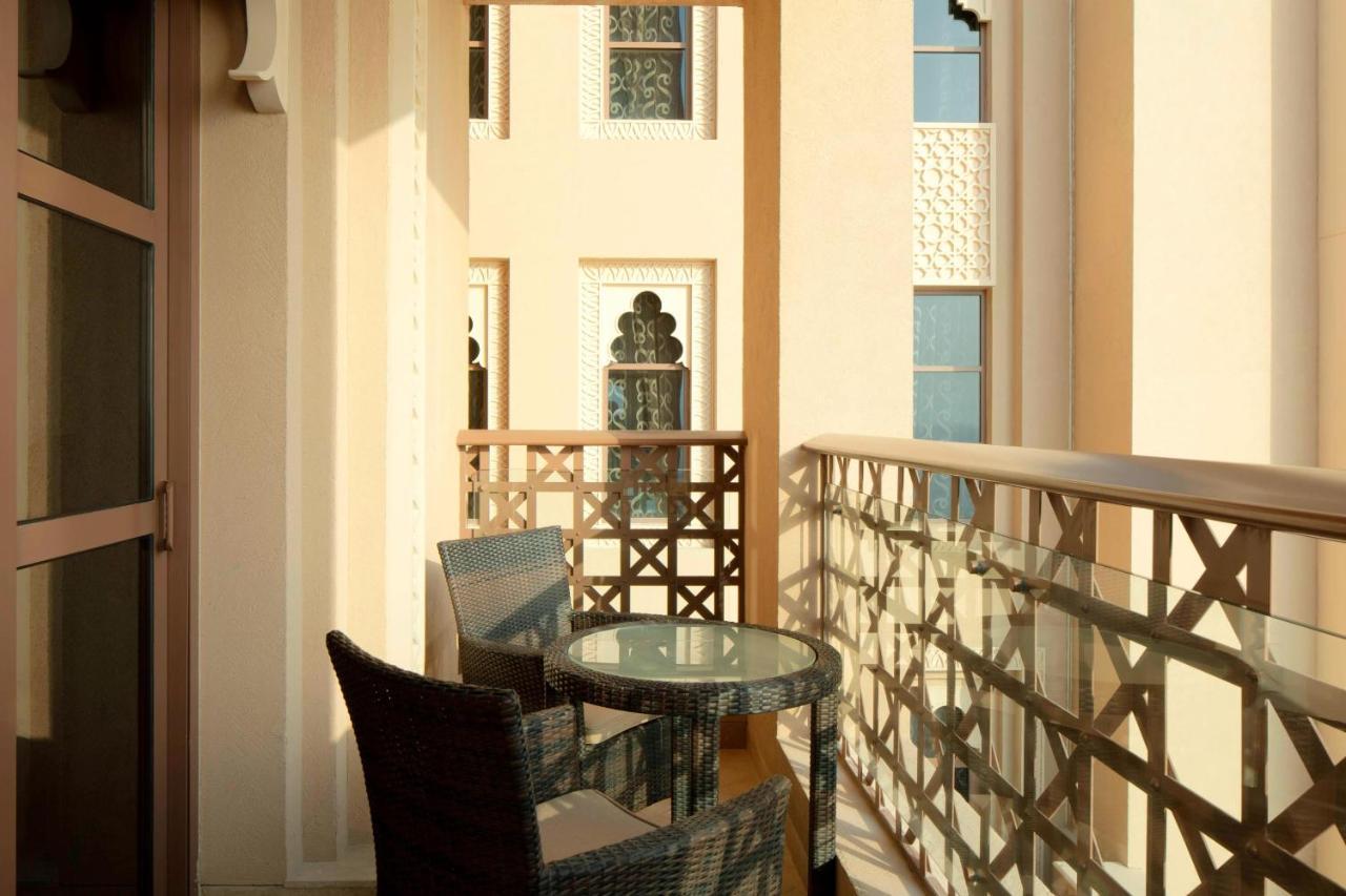 Sheraton Sharjah Beach Resort And Spa Exterior foto A balcony at the hotel