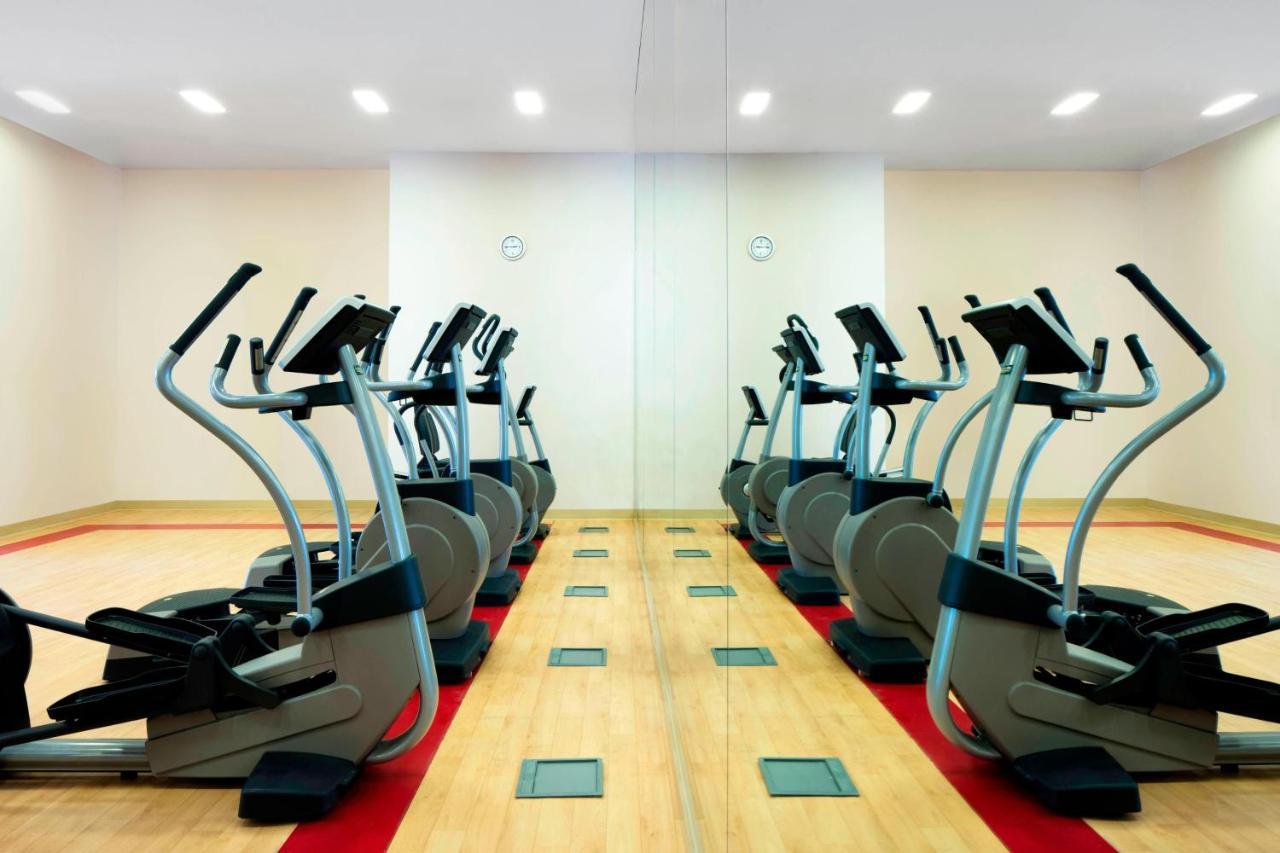 Sheraton Sharjah Beach Resort And Spa Exterior foto Elliptical cross trainers