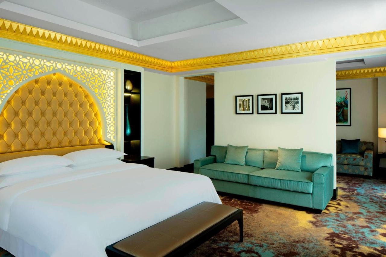Sheraton Sharjah Beach Resort And Spa Exterior foto A room at the hotel