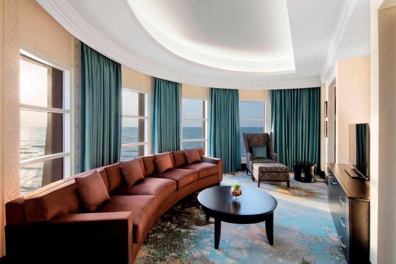 Sheraton Sharjah Beach Resort And Spa Exterior foto A living room in a suite at the hotel