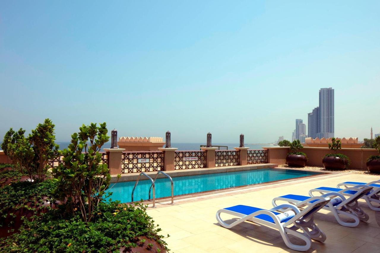 Sheraton Sharjah Beach Resort And Spa Exterior foto Rooftop pool