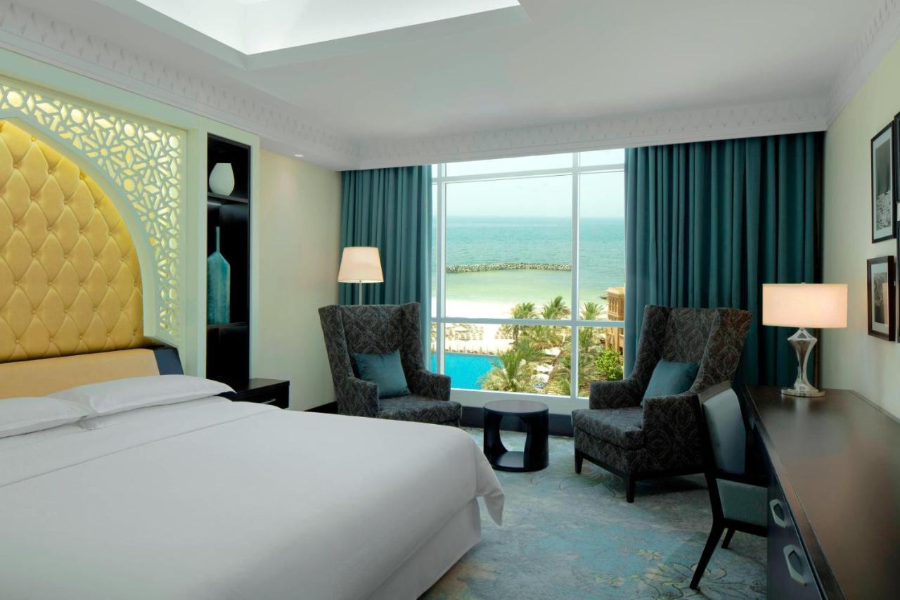 Sheraton Sharjah Beach Resort And Spa Exterior foto Deluxe room