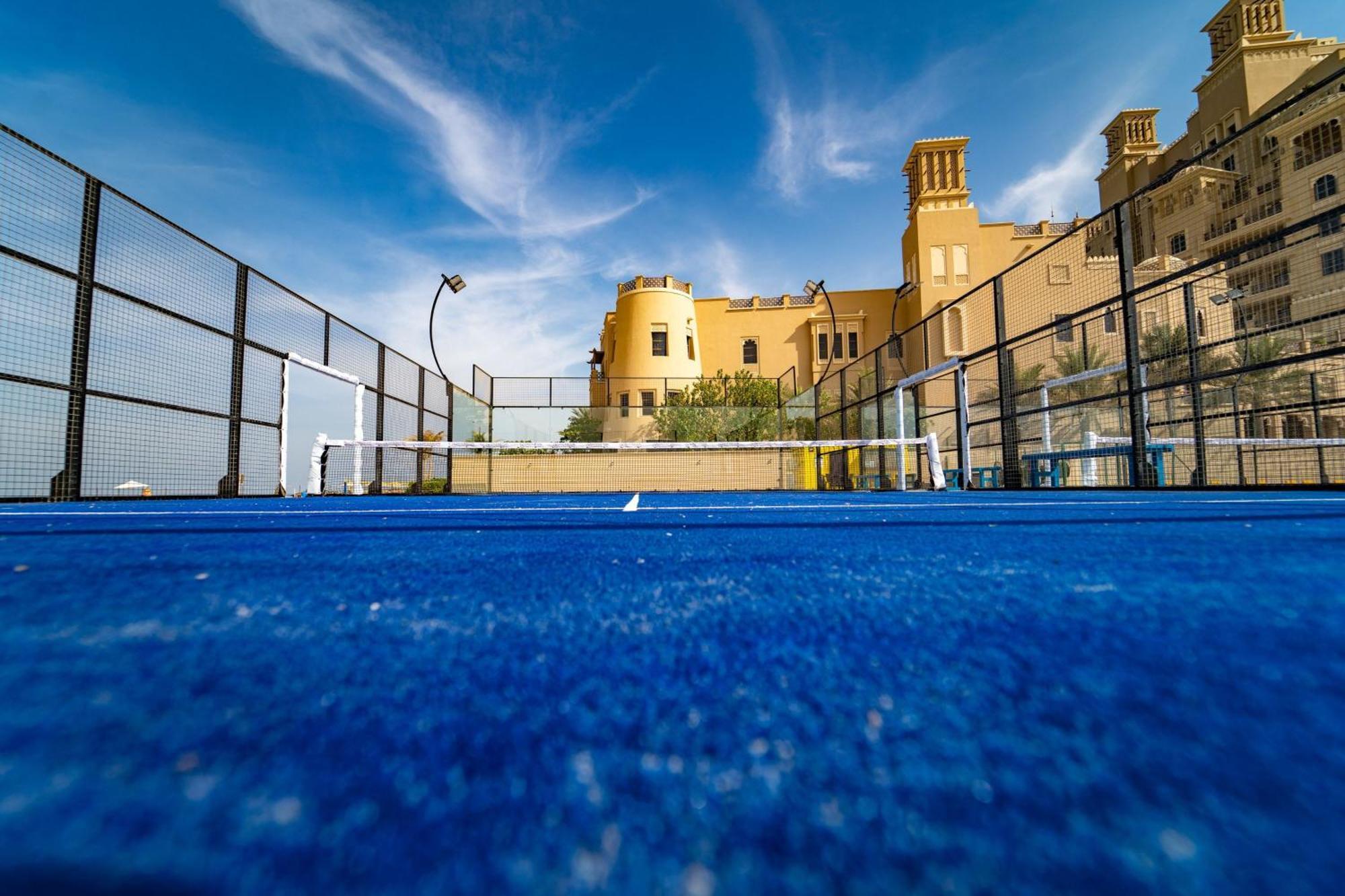 Sheraton Sharjah Beach Resort And Spa Exterior foto Tennis court at the Royal Club