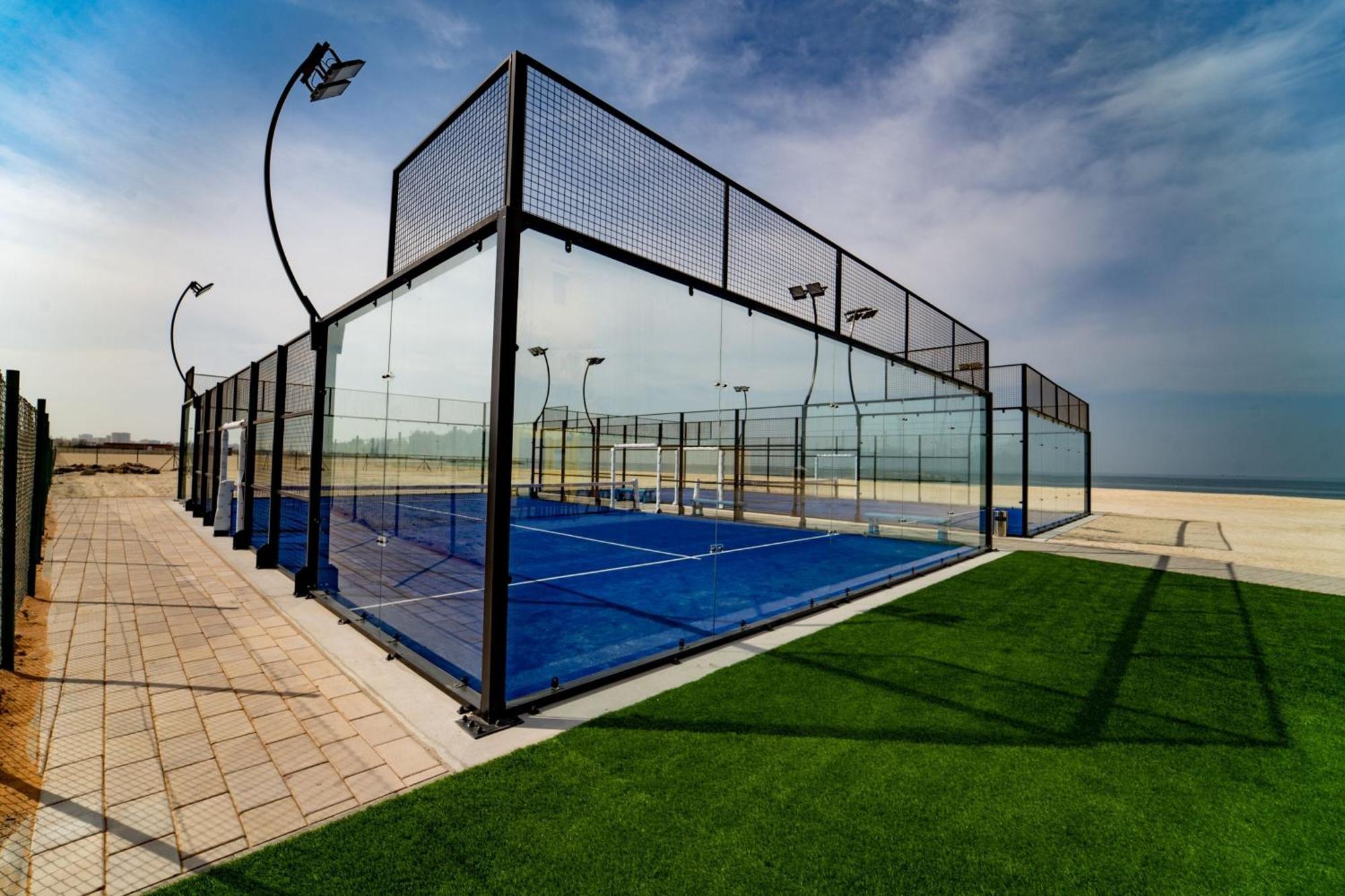 Sheraton Sharjah Beach Resort And Spa Exterior foto Beach paddle tennis court