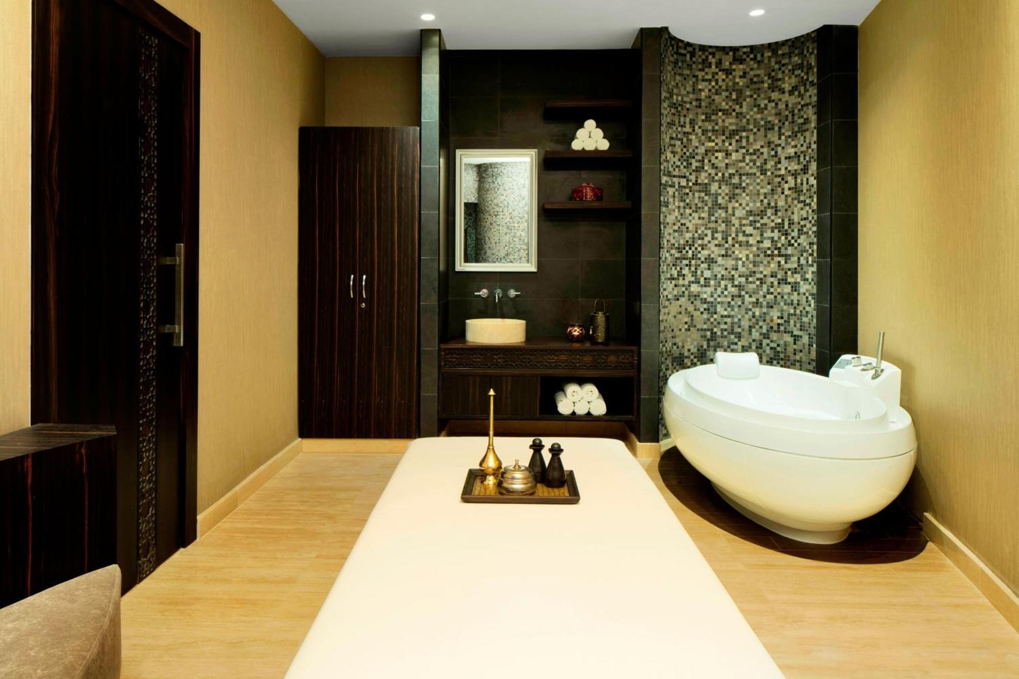 Sheraton Sharjah Beach Resort And Spa Exterior foto A bathroom