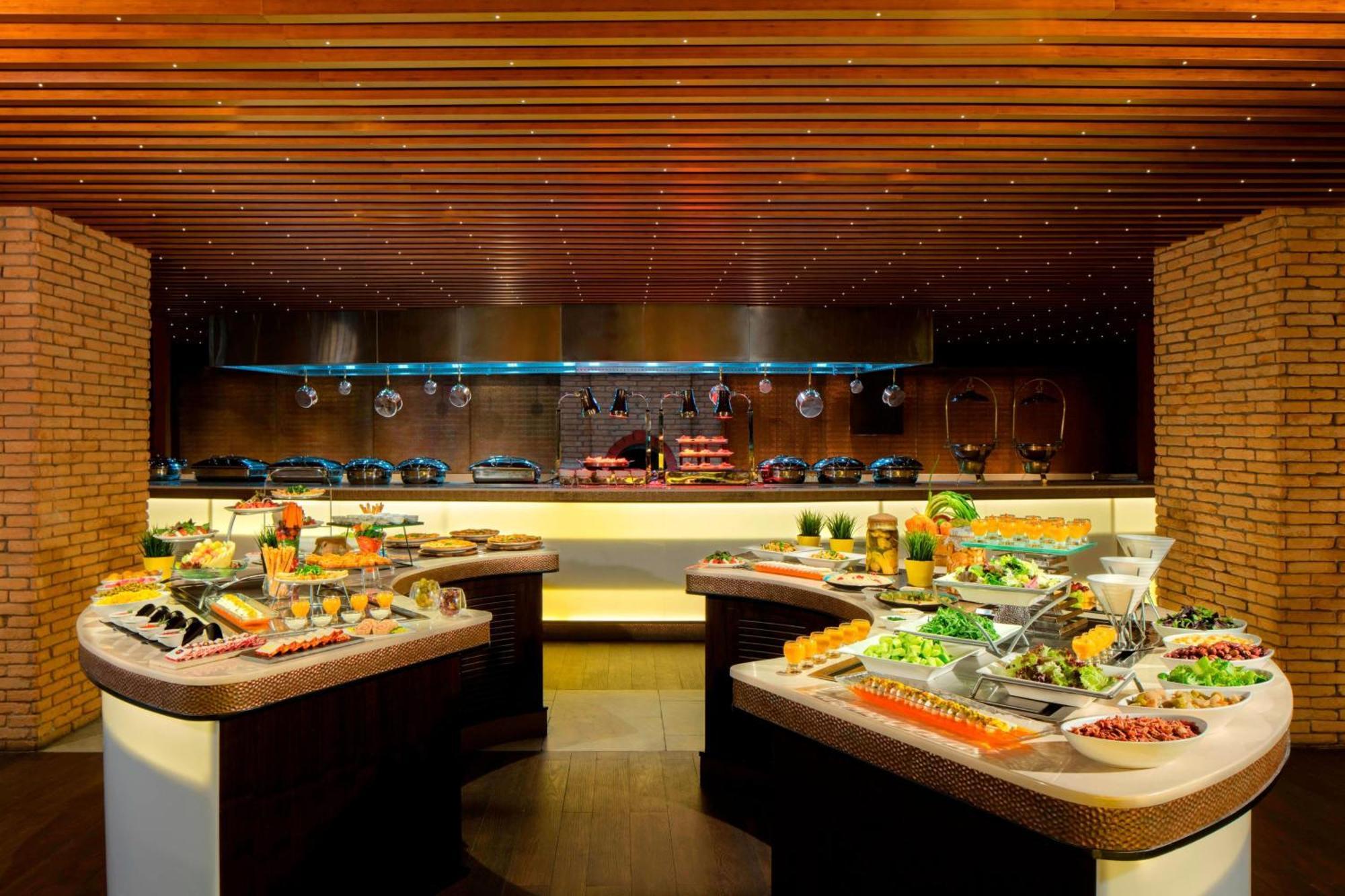 Sheraton Sharjah Beach Resort And Spa Exterior foto The buffet at the restaurant