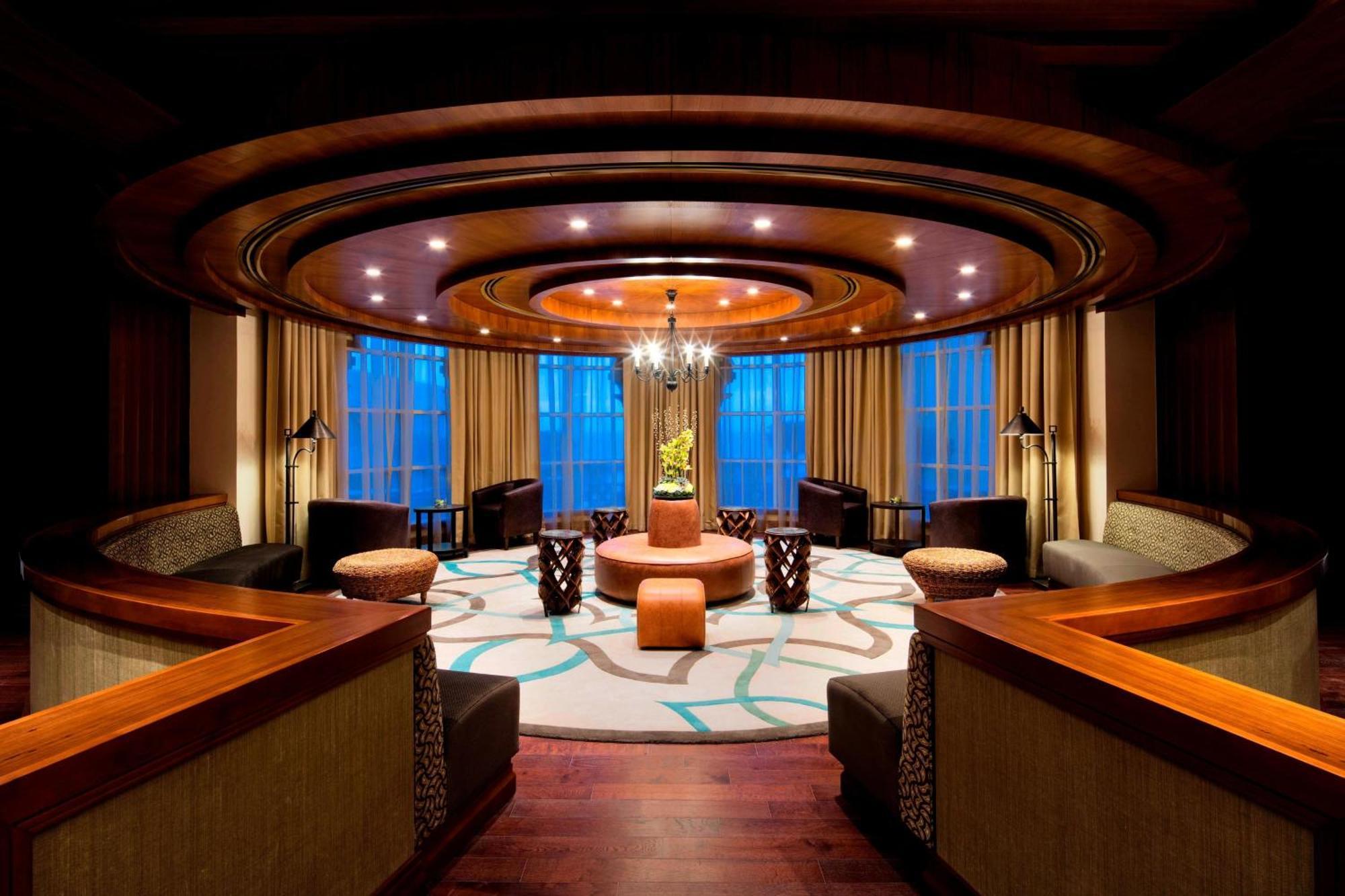 Sheraton Sharjah Beach Resort And Spa Exterior foto The lounge at the airport