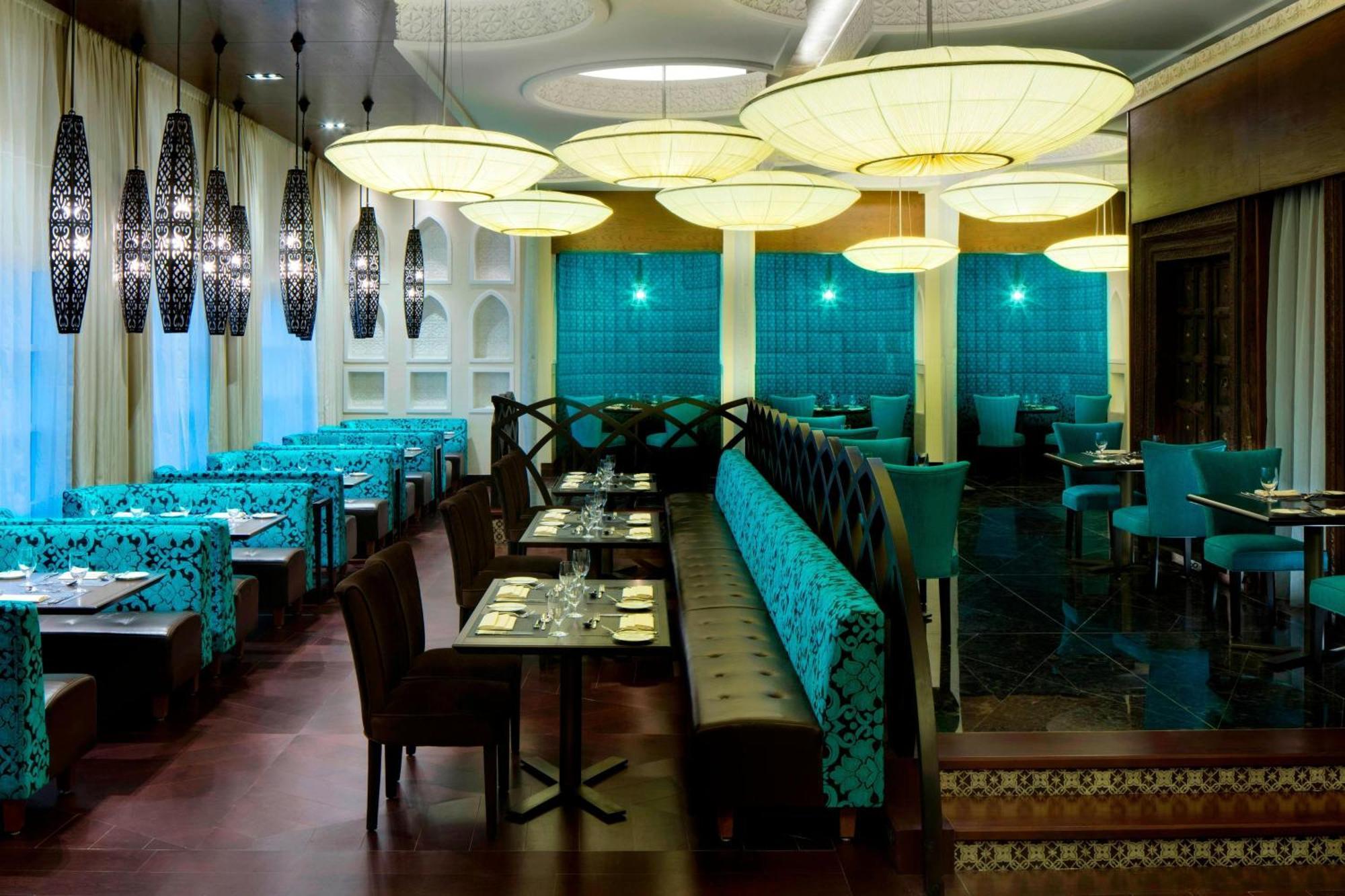 Sheraton Sharjah Beach Resort And Spa Exterior foto Interior of the restaurant