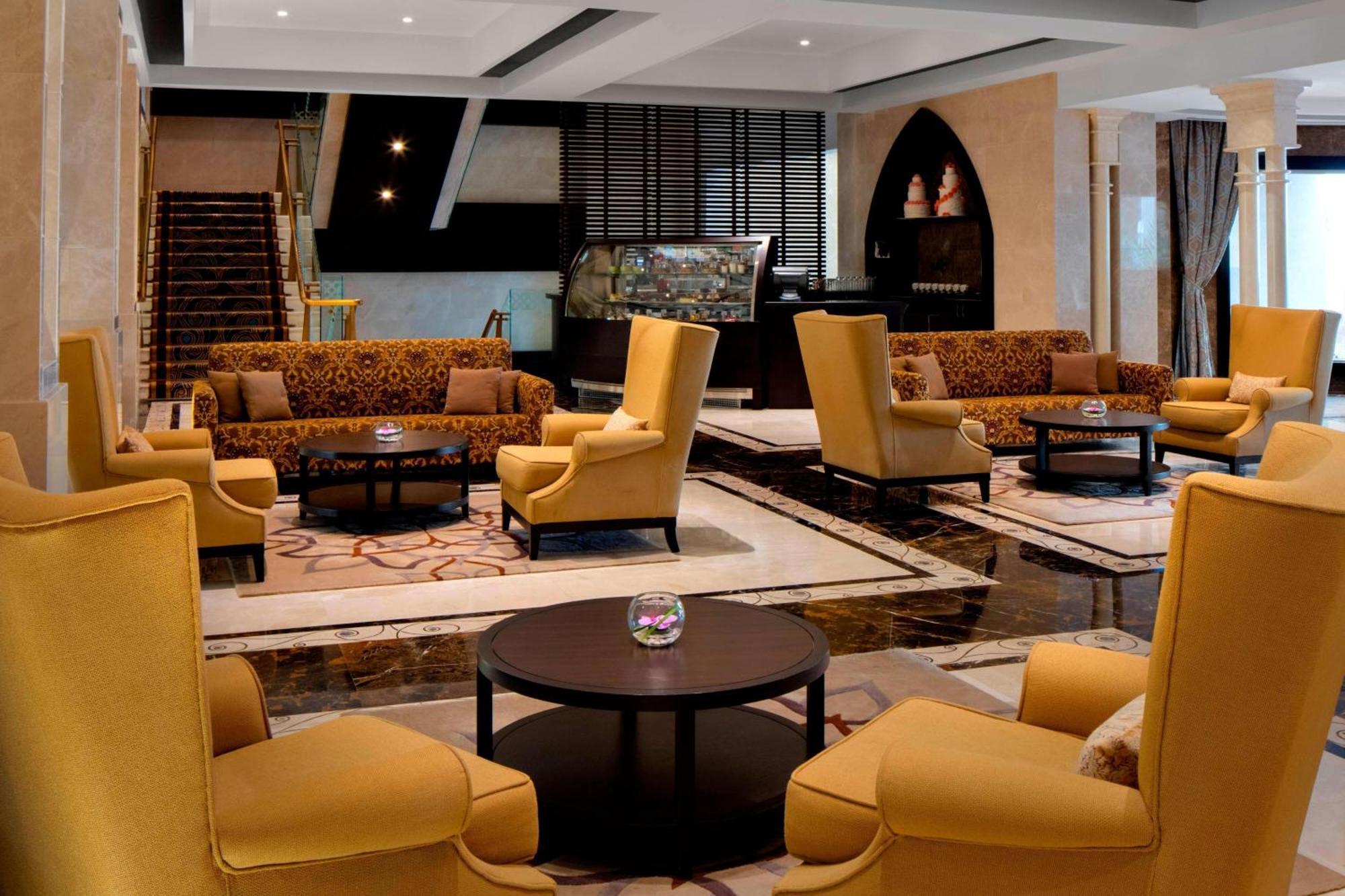 Sheraton Sharjah Beach Resort And Spa Exterior foto Lobby