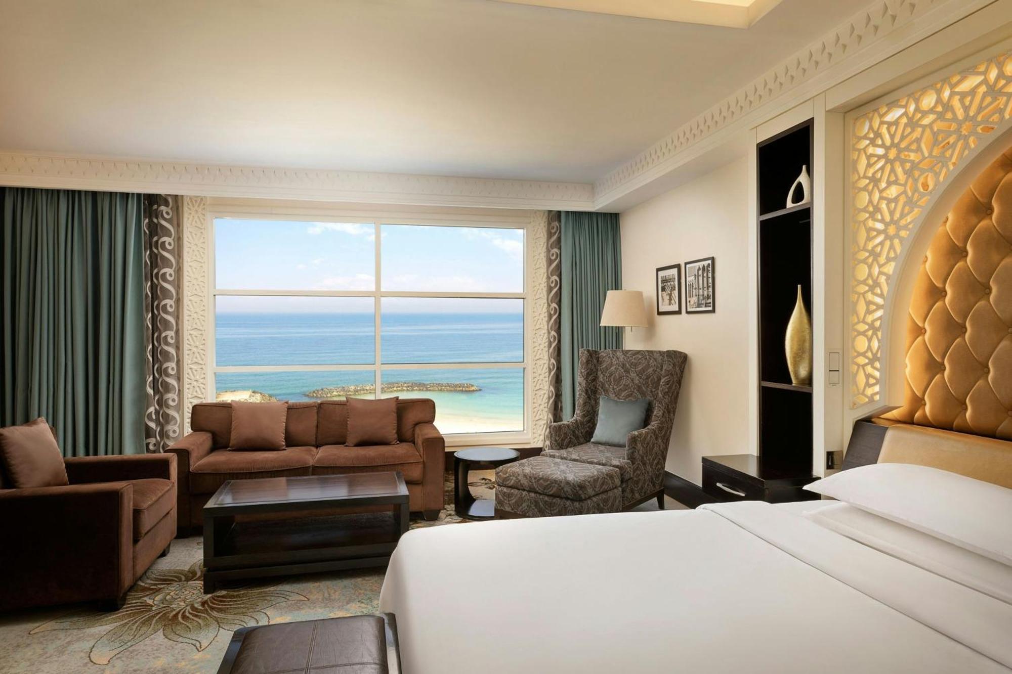 Sheraton Sharjah Beach Resort And Spa Exterior foto