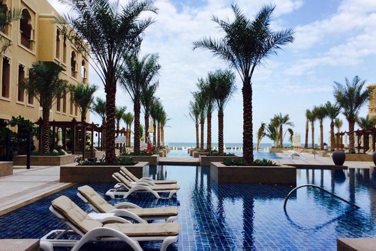 Sheraton Sharjah Beach Resort And Spa Exterior foto The pool at the Ritz-Carlton, Ras Al Khaimah